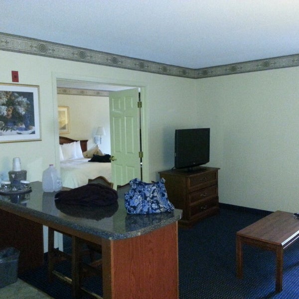 Photo taken at Hampton Inn &amp; Suites by Mike M. on 11/16/2013
