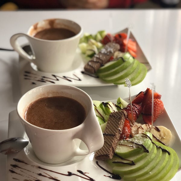 Снимок сделан в Anatolia Cafe &amp; Bistro пользователем N’urr Yiğitt 11/29/2019