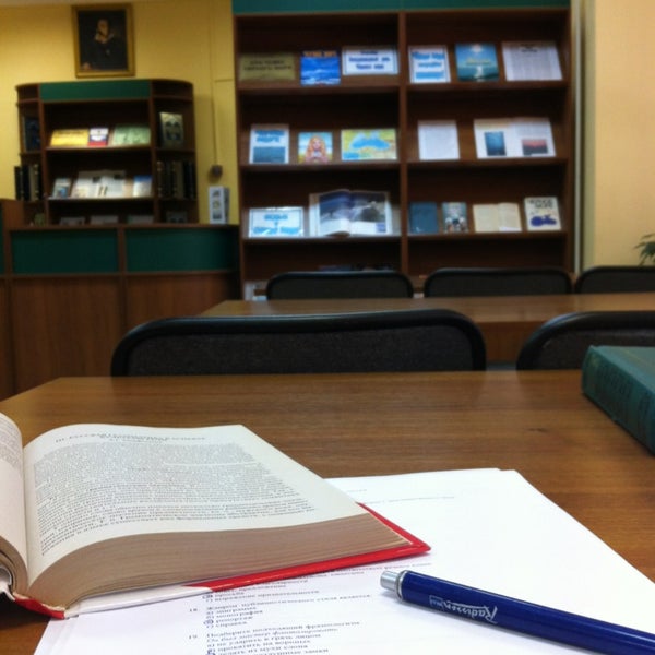 Библиотека адлер. Библиотека адлер ленина 42. Библиотека адлера центральная. Выставка по высоцкому в библиотеке. Библиотека адлер районная.