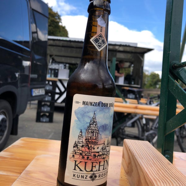 รูปภาพถ่ายที่ KUEHN KUNZ ROSEN Brauerei โดย Richard B. เมื่อ 9/7/2018