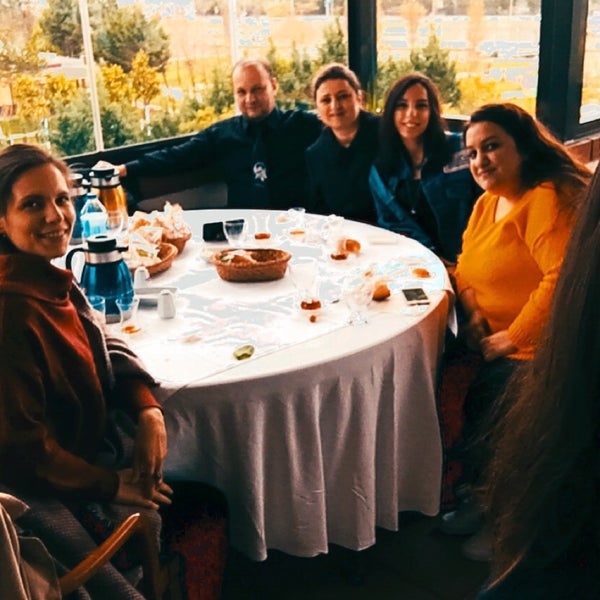 รูปภาพถ่ายที่ Gülistan Sofrası โดย Elçin Ü. เมื่อ 12/1/2019