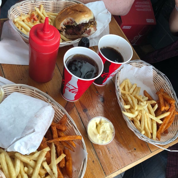Foto tirada no(a) Tommi&#39;s Burger Joint por Guilherme T. em 5/11/2018
