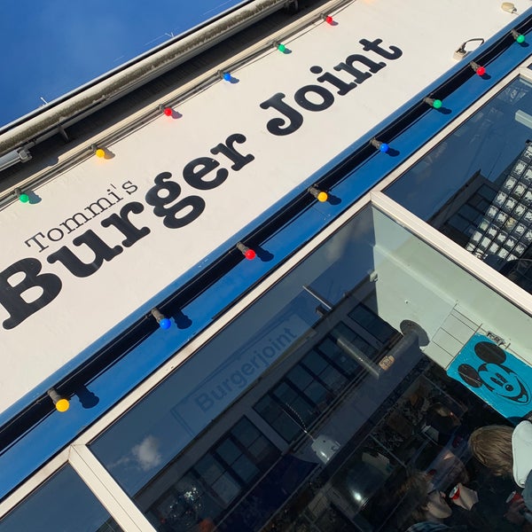 Foto tirada no(a) Tommi&#39;s Burger Joint por Guilherme T. em 5/4/2019