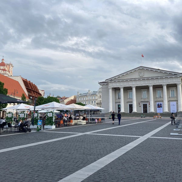 Foto diambil di Rotušės aikštė  | Town Hall Square oleh Pablo I. pada 7/4/2021