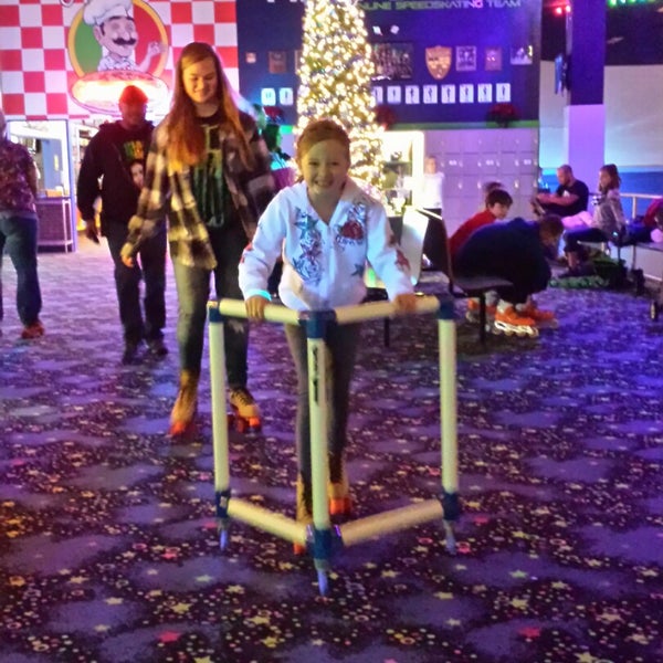 Das Foto wurde bei SKATE TIFFANY&#39;S! - Roller Skating &amp; Family Fun Center von Tim W. am 12/7/2014 aufgenommen