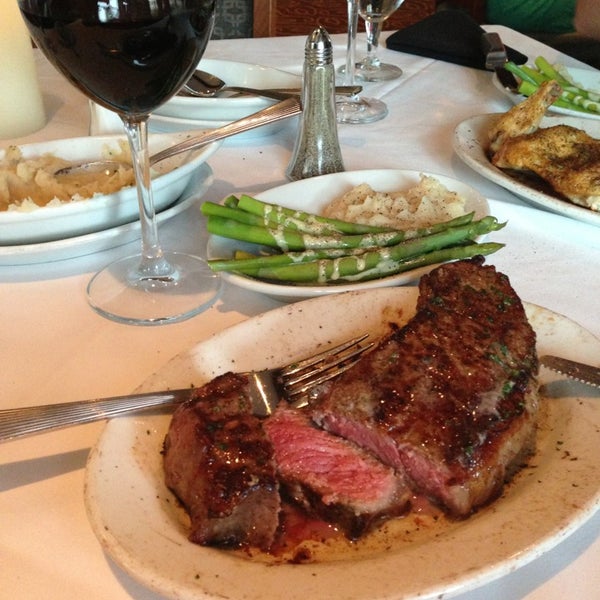6/20/2013 tarihinde Rexziyaretçi tarafından Ruth&#39;s Chris Steak House'de çekilen fotoğraf