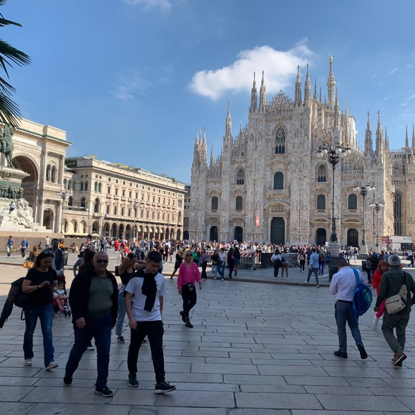 รูปภาพถ่ายที่ Piazza del Duomo โดย أحمُـديٌ ⚜. เมื่อ 9/26/2022