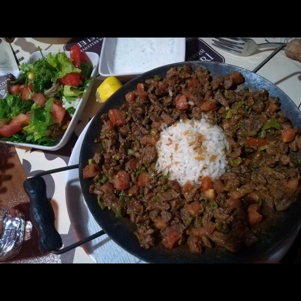 Foto scattata a Şanlıurfa İskender Kebap Restaurant da Fırat&#39;Can D. il 8/24/2019