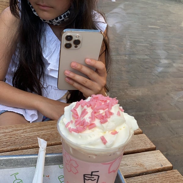 Photo taken at Shake Shack by Buabaa H. on 6/12/2021