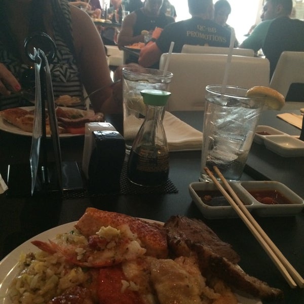 Photo taken at SanTo’s Modern American Buffet &amp; Sushi by Alinne B. on 7/20/2014