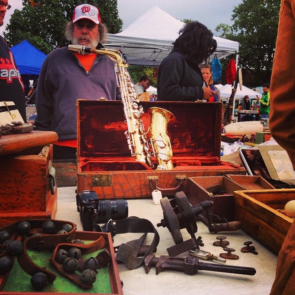 Das Foto wurde bei The Flea Market at Eastern Market von Michael B. am 10/12/2014 aufgenommen