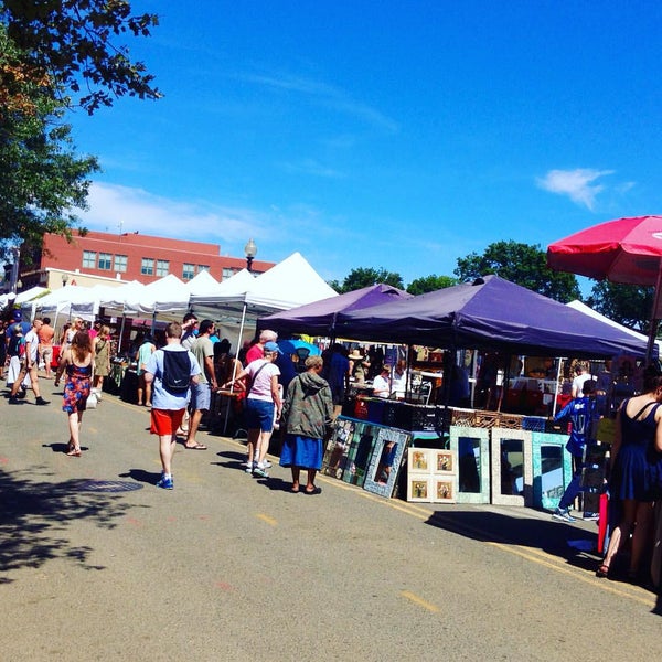 9/6/2015 tarihinde Michael B.ziyaretçi tarafından The Flea Market at Eastern Market'de çekilen fotoğraf
