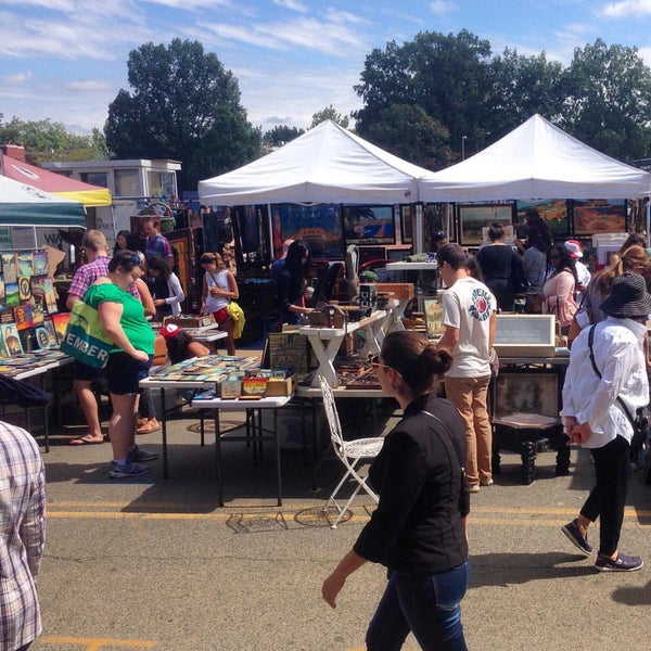 Foto tirada no(a) The Flea Market at Eastern Market por Michael B. em 9/13/2015