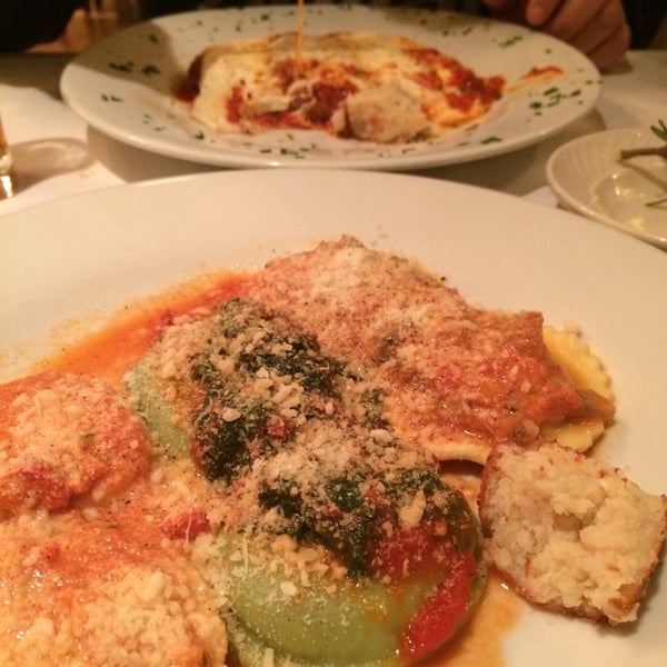 Foto tirada no(a) Patsy&#39;s Italian Restaurant por reigny em 12/31/2014