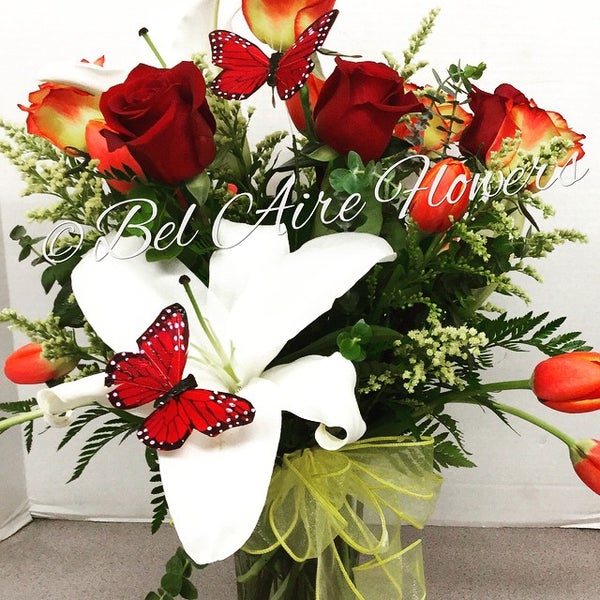 Снимок сделан в Bel Aire Flower Shop пользователем Bel Aire Flowers W. 5/20/2015