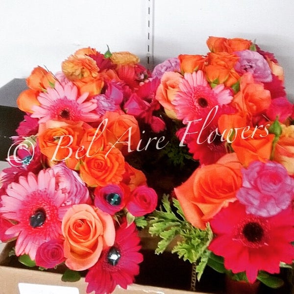 Снимок сделан в Bel Aire Flower Shop пользователем Bel Aire Flowers W. 4/11/2015