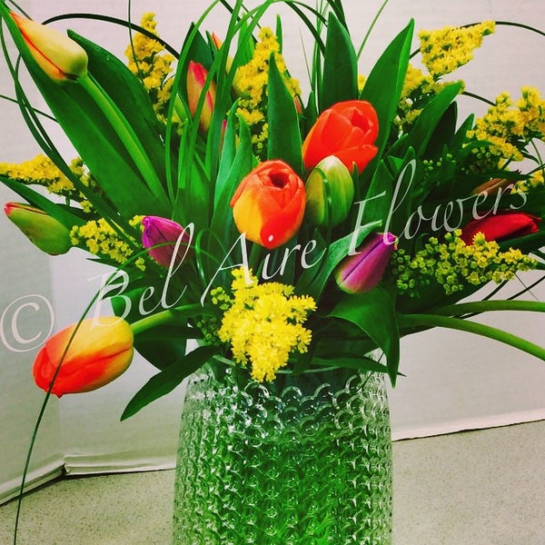 4/22/2015 tarihinde Bel Aire Flowers W.ziyaretçi tarafından Bel Aire Flower Shop'de çekilen fotoğraf
