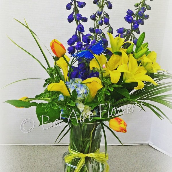 4/29/2015 tarihinde Bel Aire Flowers W.ziyaretçi tarafından Bel Aire Flower Shop'de çekilen fotoğraf