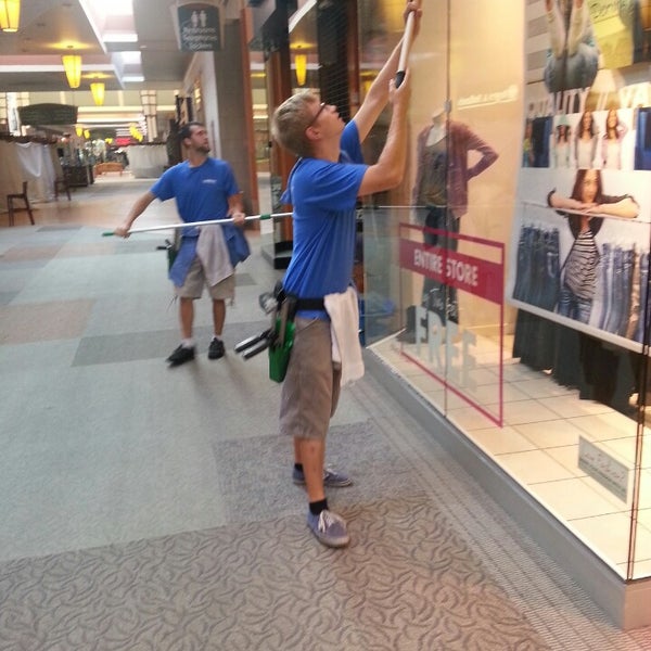 8/19/2013にRuss B.がEast Towne Mallで撮った写真