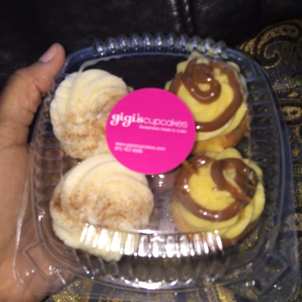 Снимок сделан в Gigi&#39;s Cupcakes пользователем Alicia P. 12/3/2015