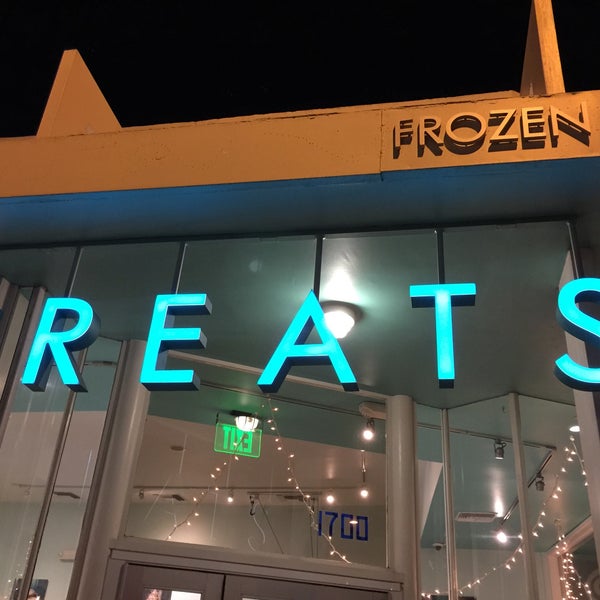 4/19/2015 tarihinde Jon S.ziyaretçi tarafından Treats Frozen Yogurt &amp; Ice Bar'de çekilen fotoğraf