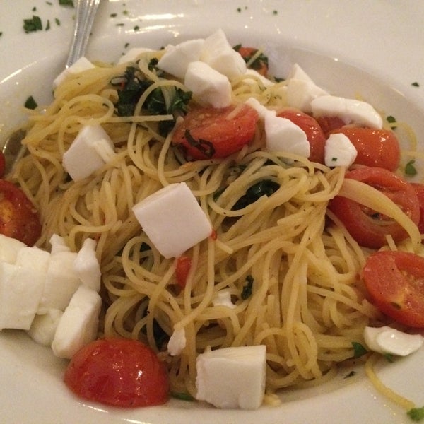 Foto scattata a Spaghetti Eddie&#39;s Cucina Italiana da Karen L. il 4/6/2015