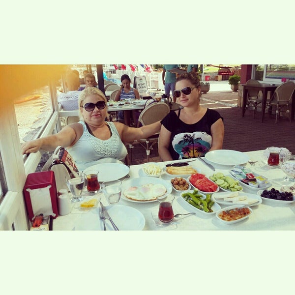รูปภาพถ่ายที่ Rainbow Bay Özdere / Beach Hotel Restaurant โดย Ceren ö. เมื่อ 8/26/2016