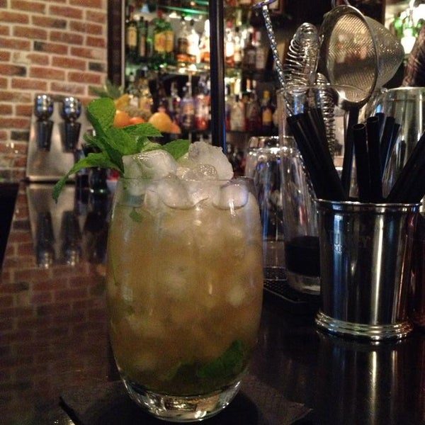 รูปภาพถ่ายที่ Capote cocktail.bar โดย Capote cocktail.bar เมื่อ 4/15/2014