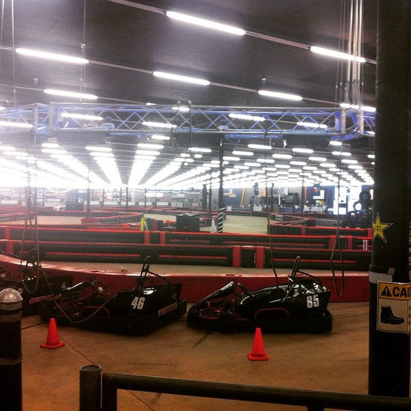 Das Foto wurde bei Phoenix Indoor Karting von Nick B. am 4/15/2015 aufgenommen