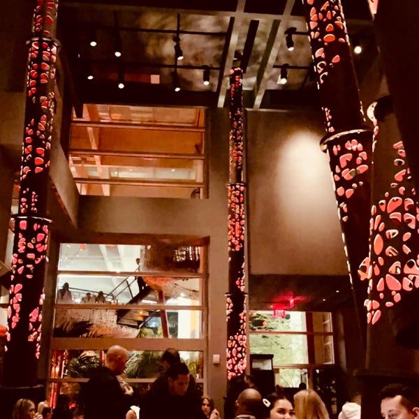 2/27/2022 tarihinde 🌺  شziyaretçi tarafından KOMODO Restaurant'de çekilen fotoğraf