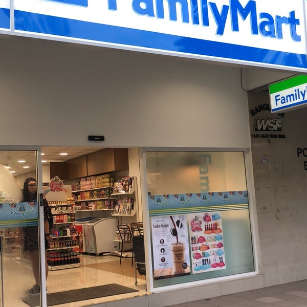 Family mart. Family Mart фото. Family Mart магазин Тайланд. Витрина магазина Family Mart.