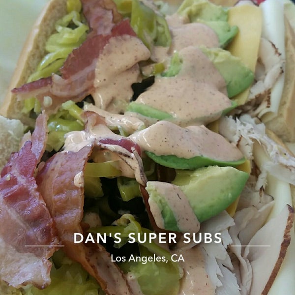 รูปภาพถ่ายที่ Dan&#39;s Super Subs โดย J. R. B. เมื่อ 5/28/2019