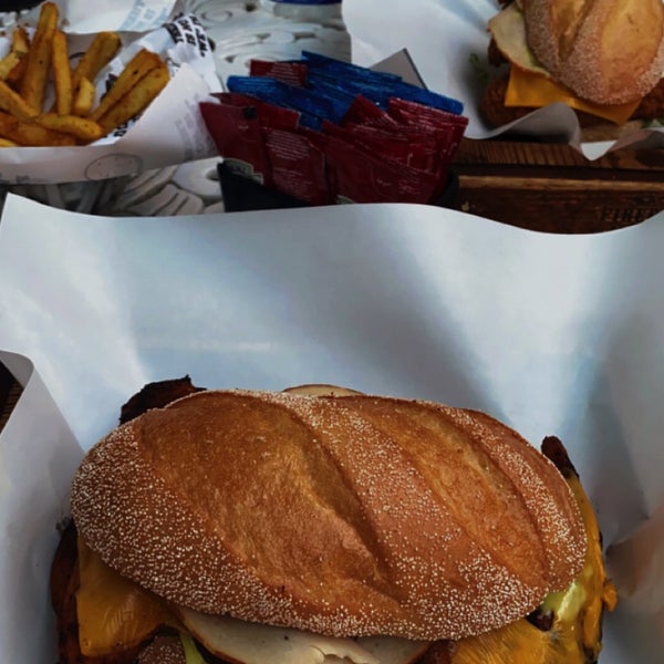 Foto tirada no(a) Firefly Burger por 🌻 em 10/12/2021