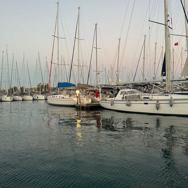 Foto diambil di Teos Marina oleh 𝔑𝔦𝔩 𝔖. pada 10/28/2023