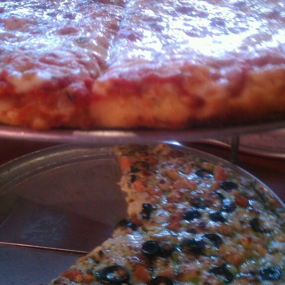 Foto diambil di Glass Nickel Pizza Co. - Brookfield oleh Laura W. pada 7/29/2013