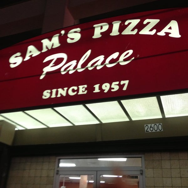 รูปภาพถ่ายที่ Sam&#39;s Pizza Palace โดย Julia L. เมื่อ 8/7/2013