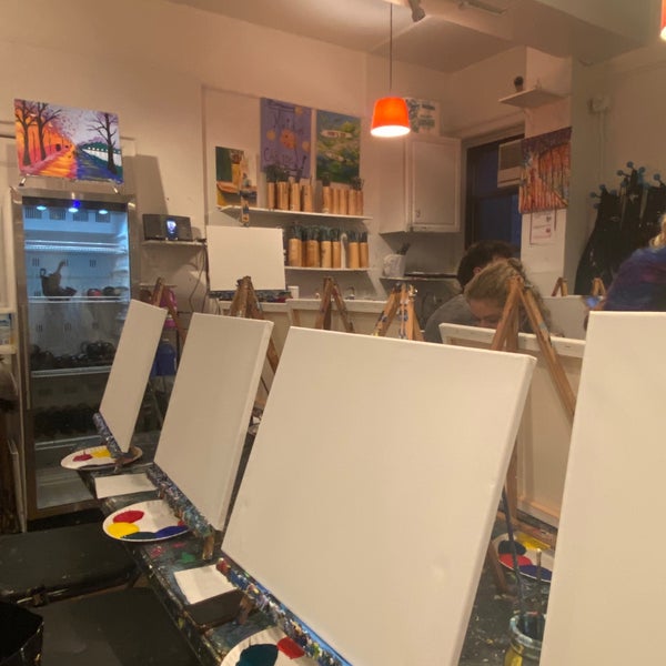 Photo taken at Paint &amp; Sip Studio New York by R. on 3/18/2023
