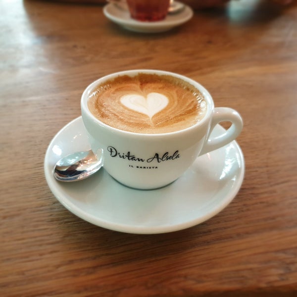 รูปภาพถ่ายที่ Dritan Alsela Coffee โดย Yana M. เมื่อ 7/21/2019