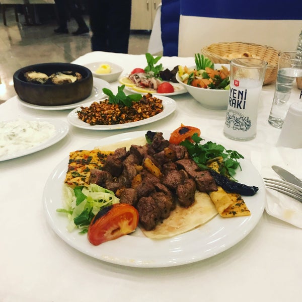 รูปภาพถ่ายที่ Kolcuoğlu Restaurant โดย Bahtiyar C. เมื่อ 1/12/2018