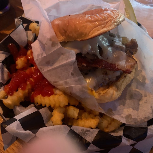 รูปภาพถ่ายที่ Jack Brown&#39;s Beer &amp; Burger Joint โดย C. Williams @. เมื่อ 11/28/2019
