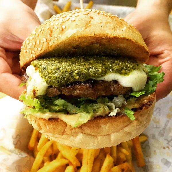 Ankaradaki en iyi burgercilerden diyebilirim ayrıca çok doyurucu nefis bir burger köftesi var seçenek de çok