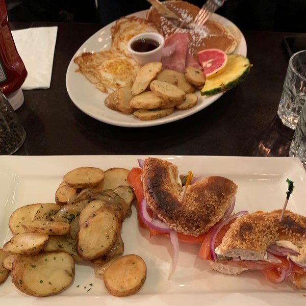 The breakfast was tasty, especially round fried potato and pancakes,it reminded me Montreal-style breakfasts☺️The location is a bit uncomfortable as it inside of the business centre.