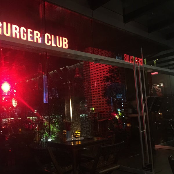 12/18/2015 tarihinde Gregorio R.ziyaretçi tarafından The Hamburger Club'de çekilen fotoğraf