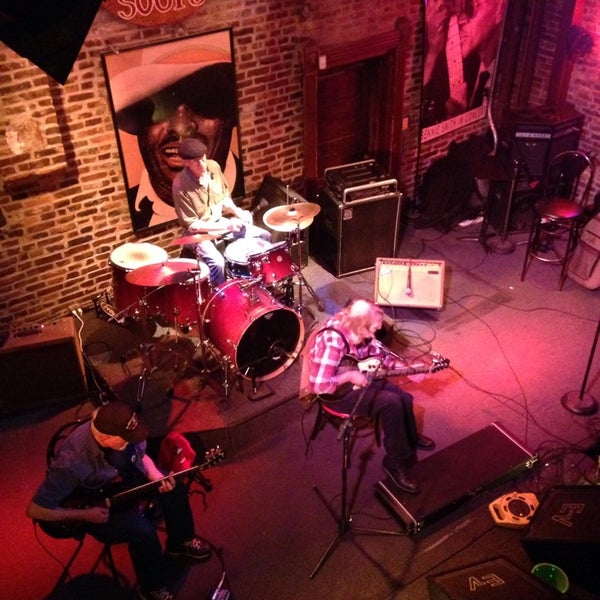 Foto tomada en BB&#39;s Jazz, Blues &amp; Soups  por Madeleine C. el 4/19/2014