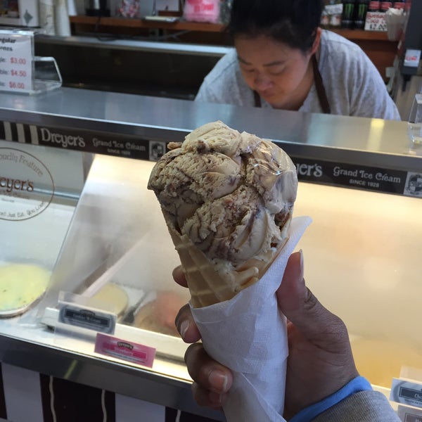 Foto scattata a Zinger&#39;s Homemade Ice Cream da Gina W. il 2/7/2015