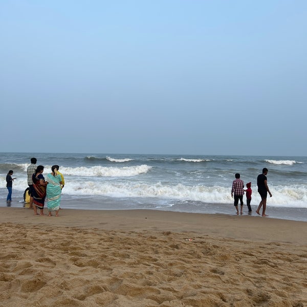 Photo taken at Besant Nagar Beach (Edward Elliot&#39;s Beach) by Shilpi A. on 1/7/2023