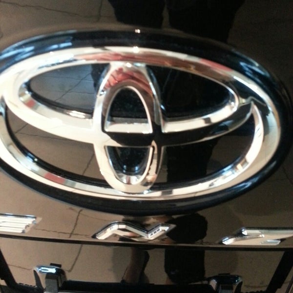 Foto diambil di Smart Motors Toyota oleh Dana R. pada 5/27/2013