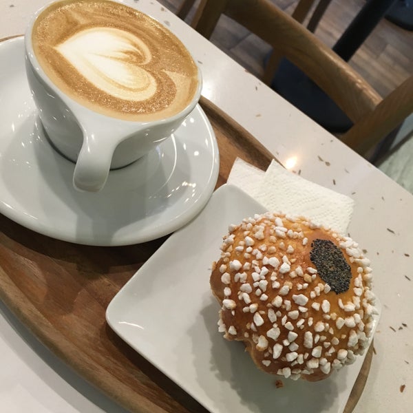 3/15/2016 tarihinde Rob G.ziyaretçi tarafından La Terra Bakery &amp; Cafe'de çekilen fotoğraf