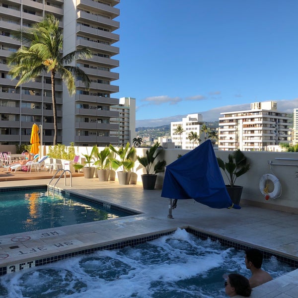 รูปภาพถ่ายที่ Holiday Inn Express Honolulu-Waikiki โดย Laura A. เมื่อ 12/31/2017