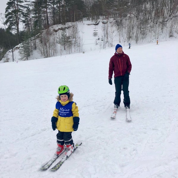 Тренер детского садика , Василий , по выходным проводит тренировки по горным лыжам с детишками Little Foot , присоединяйтесь)